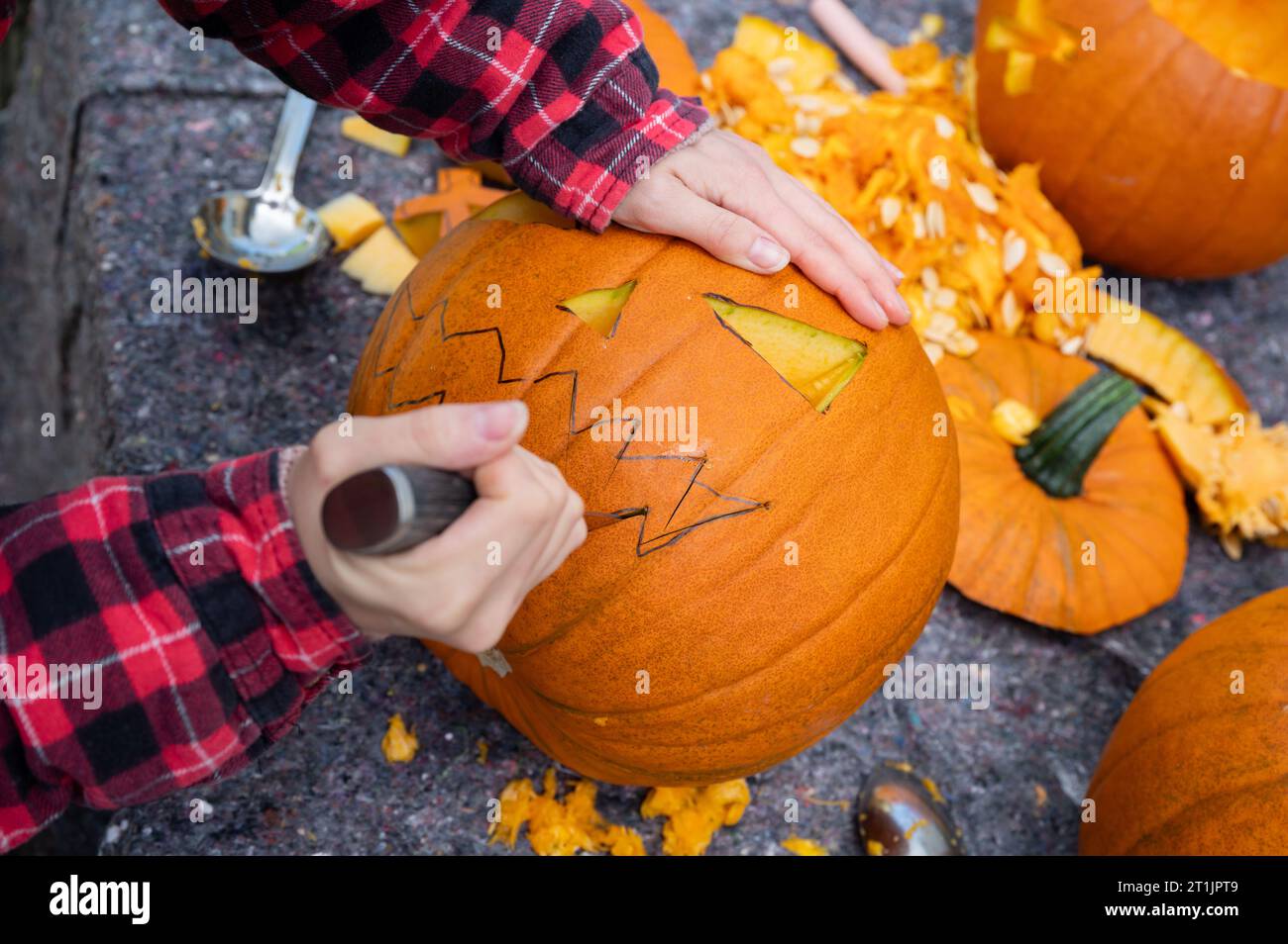 Pour Halloween, un visage est coupé en citrouille orange avec un chevalier Banque D'Images