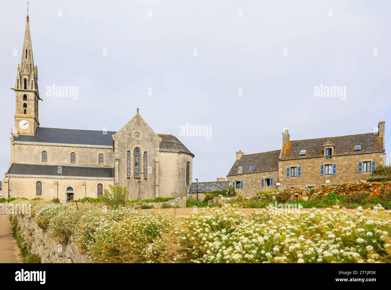 Kirche Eglise notre-Dame-du-bon-secours und Steinhaus, Insel Ile de Batz im Ärmelkanal vor der bretonischen Küste BEI Roscoff, Département Finistère Penn-ar-Bed, région Bretagne Breizh, Frankreich *** Eglise Eglise notre Dame du bon secours et maison en pierre, Ile de Batz dans la Manche au large de la côte de la Bretagne près de Roscoff, Finistere Penn ar Bed Department, Bretagne Breizh region, France. Crédit : Imago/Alamy Live News Banque D'Images