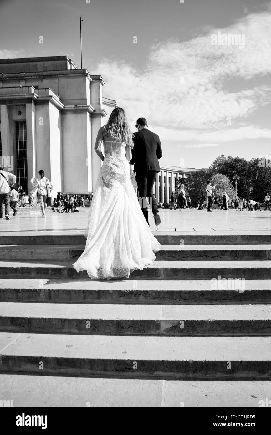 Couple de mariage, vu de derrière, marchant sur les marches du Trocadéro, Paris, France Banque D'Images