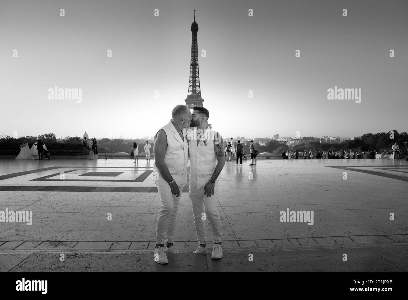 Couple de mariage devant la Tour Eiffel. Paris, France Banque D'Images