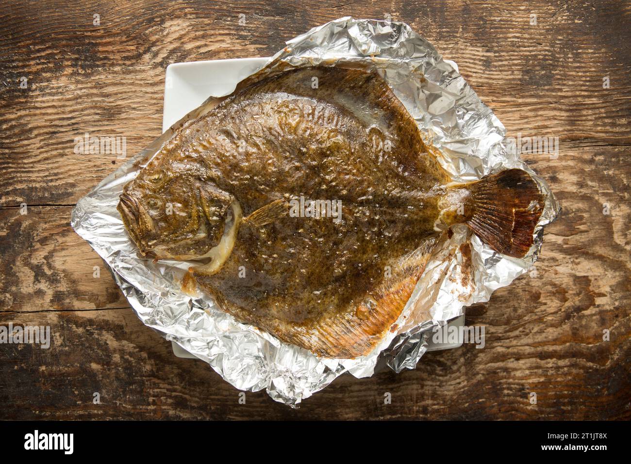 Un turbot cuit, Scophthalmus maximus, pêché dans la Manche qui a été grillé à l'huile d'olive. Dorset Angleterre Royaume-Uni GB Banque D'Images