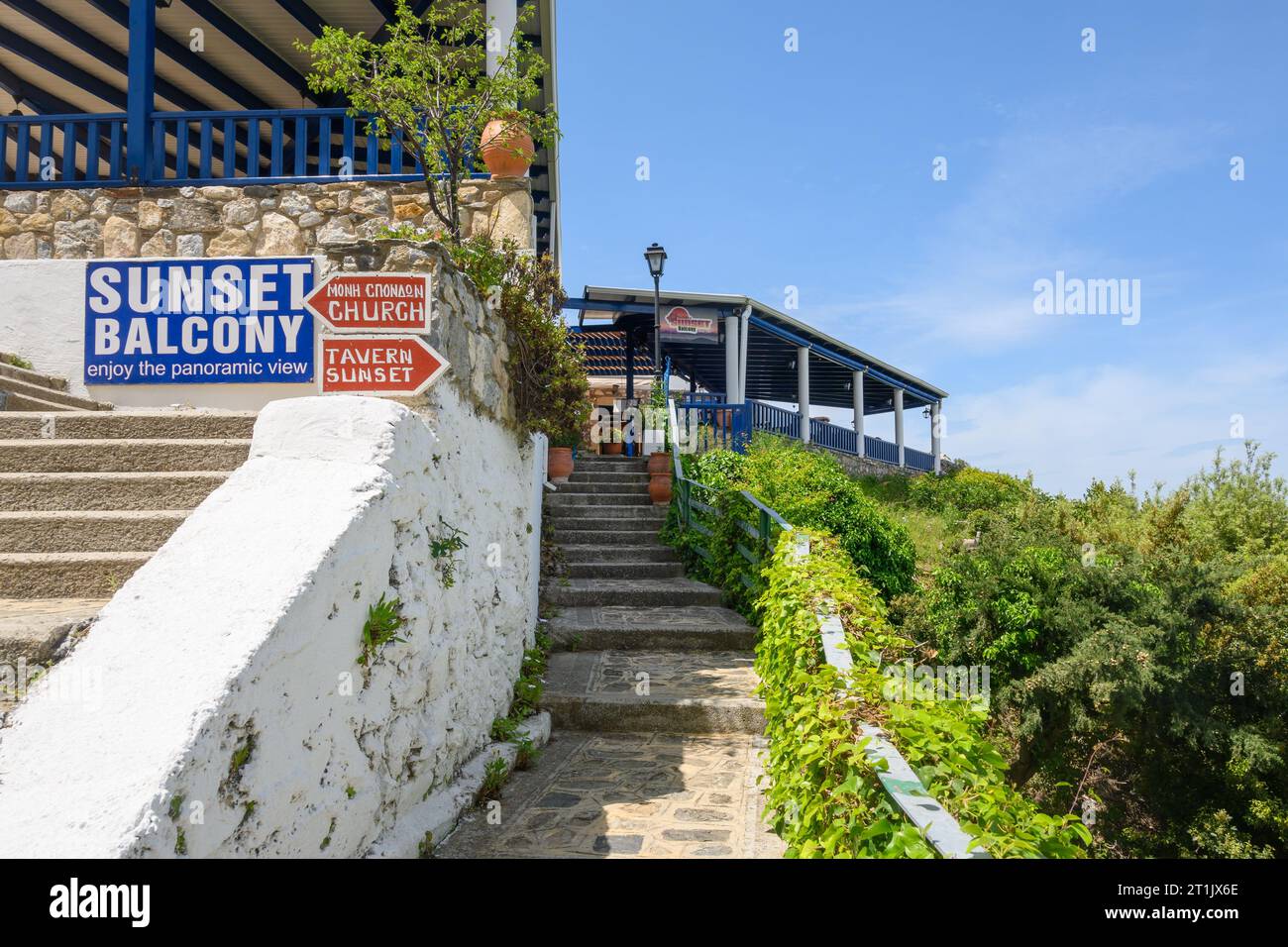 Kos, Grèce - 9 mai 2023 : Taverne avec balcon au coucher du soleil dans le village de Zia sur l'île de Kos en Grèce Banque D'Images