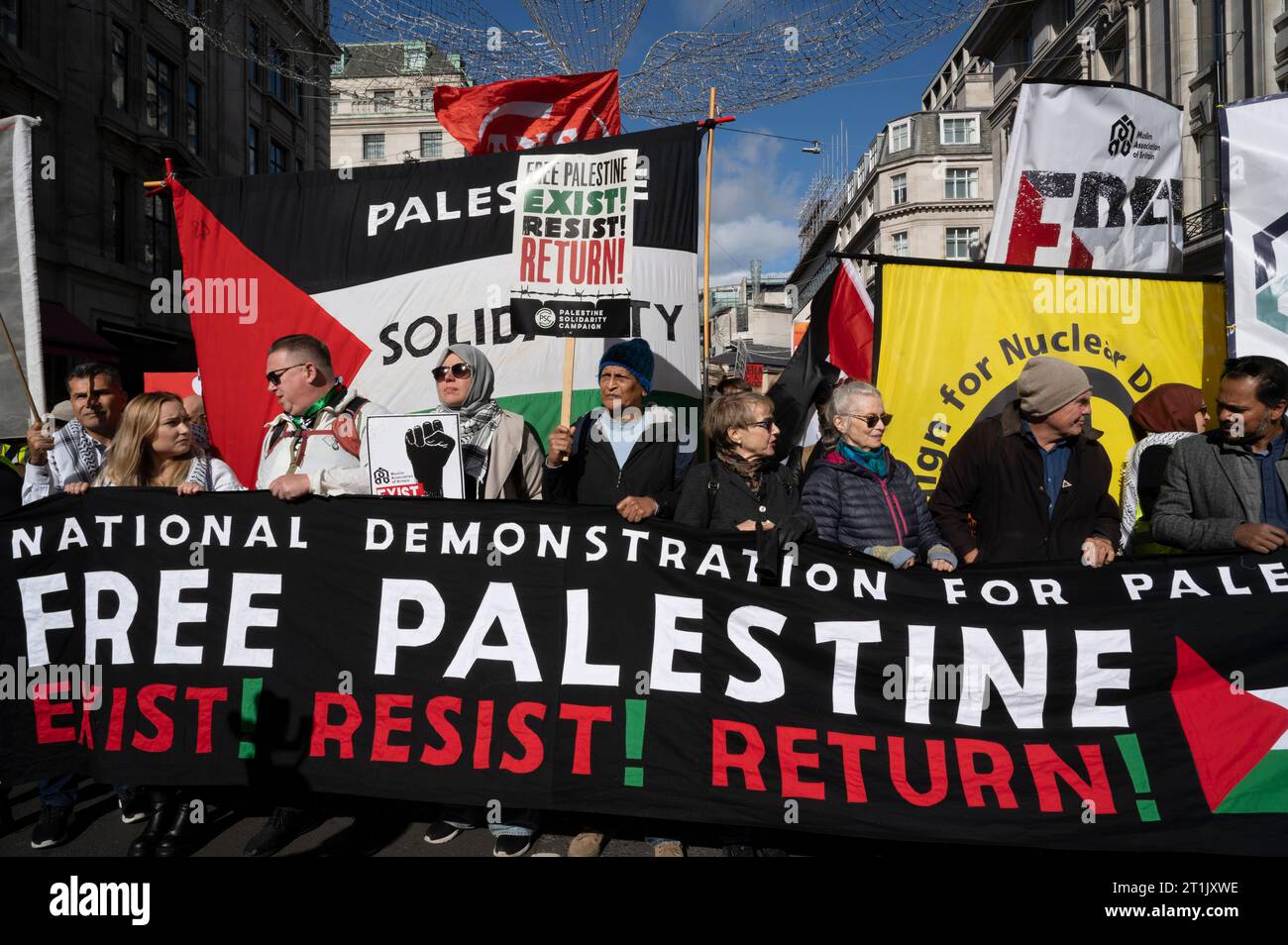 Le 14 octobre 2023, des milliers de personnes ont défilé à travers le centre de Londres pour exiger la fin des bombardements à Gaza. Banque D'Images