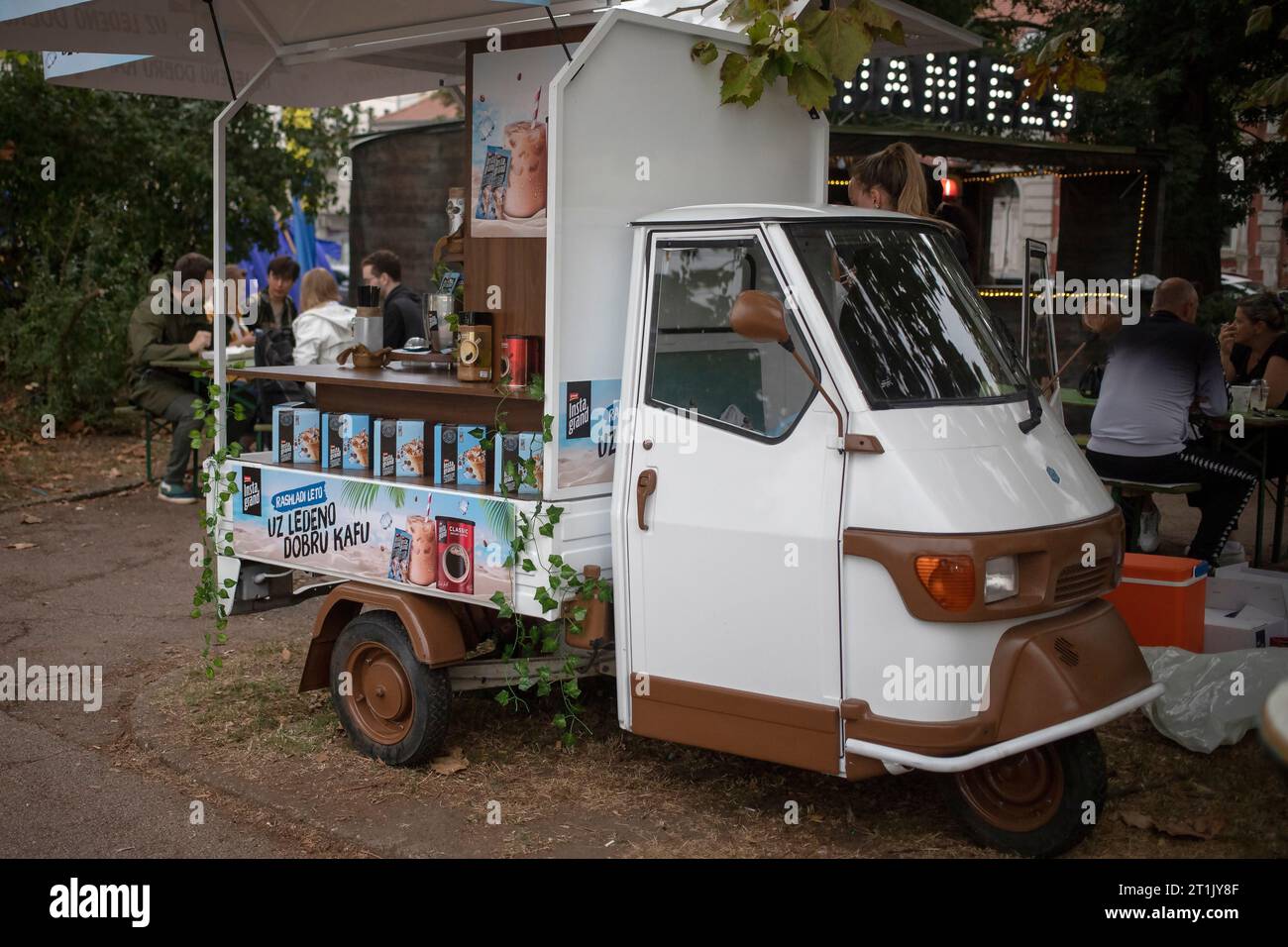 Belgrade, Serbie, le 24 septembre 2023 : Piaggio pick-up à trois roues converti en café mobile stationné sur le bord du Danube à Zemun Banque D'Images