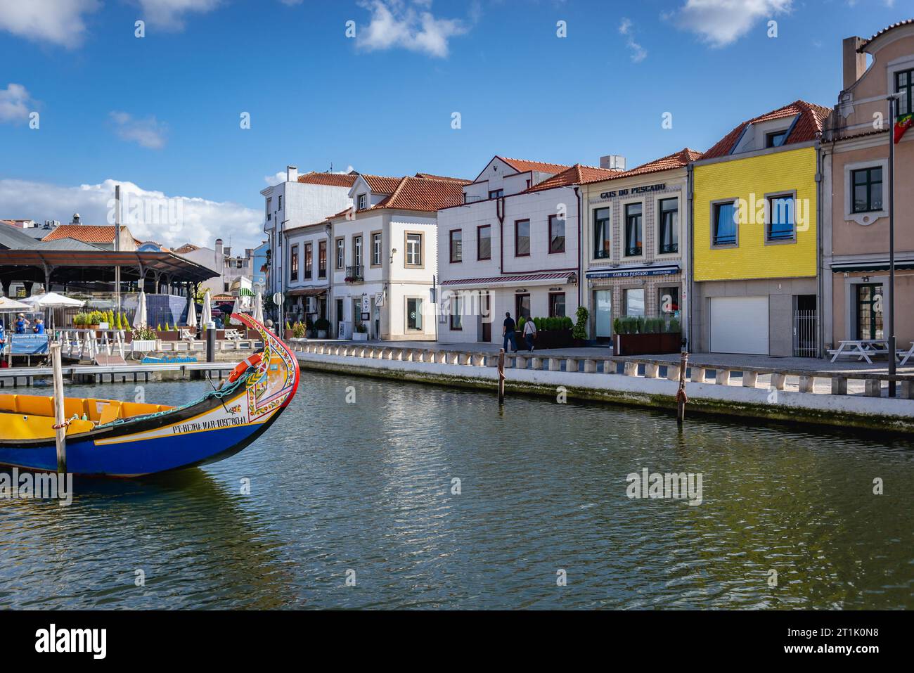 Rue Cais dos Mercanteis au-dessus du canal d'eau dans la vieille ville de la ville d'Aveiro au Portugal Banque D'Images