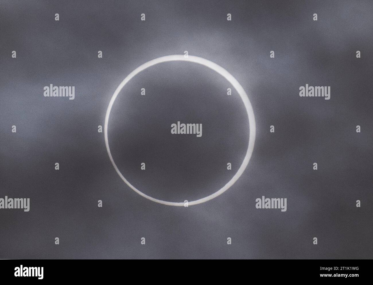 Winnemucca, États-Unis. 14 octobre 2023. L'éclipse annulaire de 2023 jette un coup d'œil à travers les nuages au-dessus de Winnemucca, Nevada, le 14 octobre 2023. La couverture nuageuse lourde limitait la visibilité de la ventouse. Photo de Terry Schmitt/UPI crédit : UPI/Alamy Live News Banque D'Images