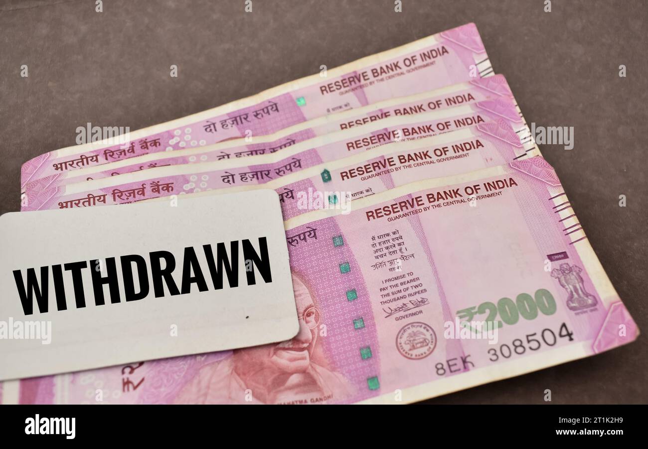 Un gros plan image de billets de banque indiens retirés de deux mille roupies avec texte retiré sur la carte. Banque D'Images