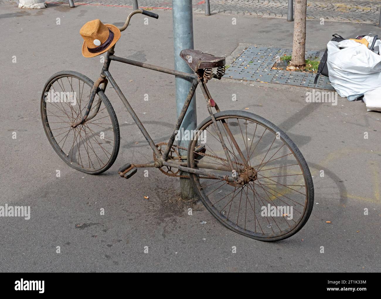Rétro runout utilisé vieux vélo dehors dans une rue de la ville Banque D'Images