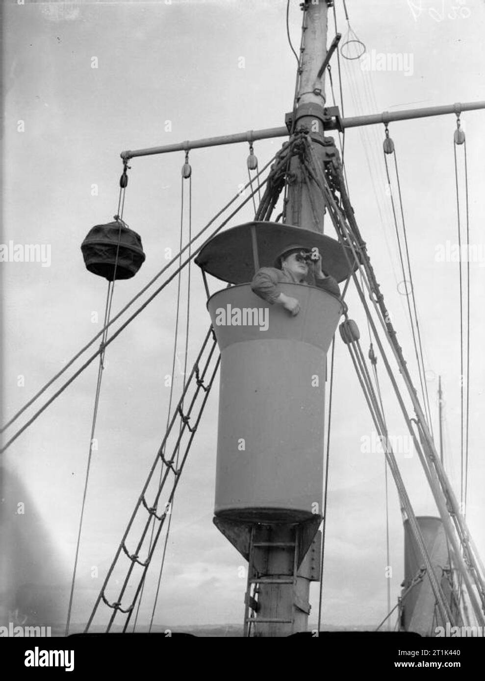 La Royal Navy pendant la Seconde Guerre mondiale le regard dehors jusqu'à la vigie d'un navire de la garde côtière en regardant un navire venant en port de Plymouth par le boom des défenses. Banque D'Images