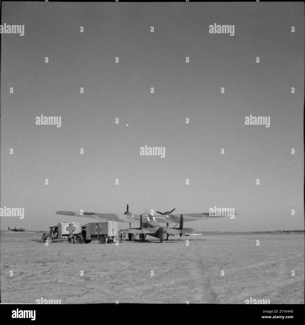 Opérations de la Royal Air Force au Moyen-Orient et en Afrique du Nord, 1939-1943. Un Bristol Bombay de No 1 de l'unité d'ambulances de l'Australie sur le terrain à Sfax, Tunisie, lors du débarquement des Indiens malades prisonniers de guerre récemment libérés de captivité. Banque D'Images