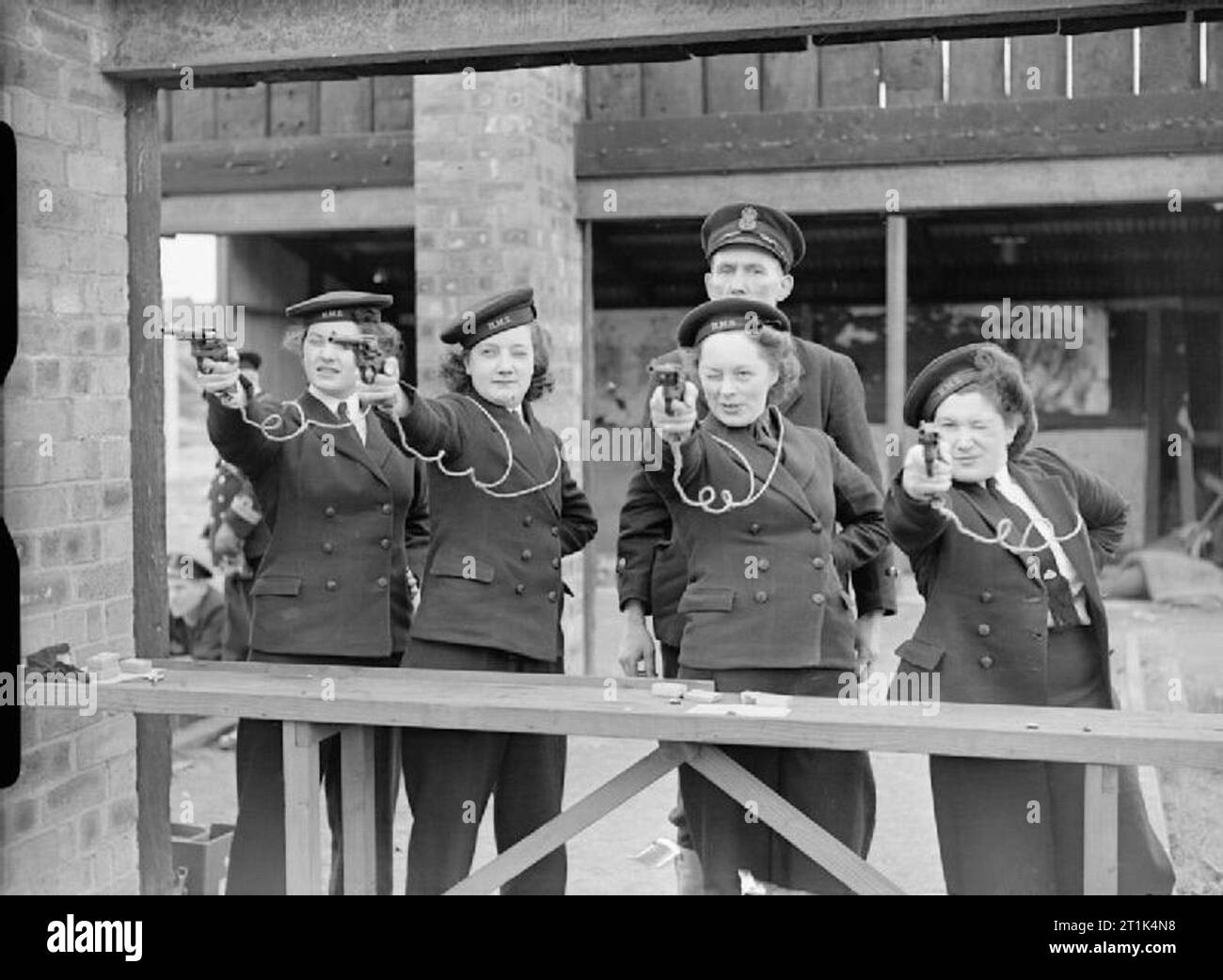 Le Women's Royal Naval Service durant la Seconde Guerre mondiale avec le chef instructeur de tir Wrens J Jones sur le revolver de cour 25. De gauche à droite : Jose Toogood, de Shanklin, Isle of Wight, Joan Collins, de Manchester ; Principaux Wren, Brokliss Berthe de Londres ; et Marjorie Ross, de Blyth, Northumberland à Rosyth. Banque D'Images