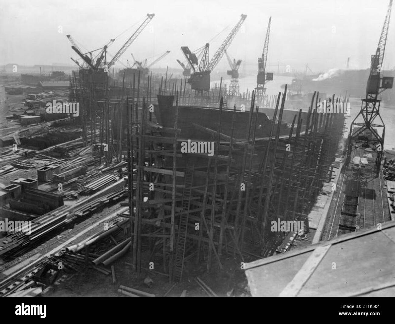 L'industrie de guerre en Grande-Bretagne 1939-1945 Construction navale : une vue générale d'un chantier naval à Furness Shipbuilding Co Ltd, montrant des navires-citernes construites par des méthodes de production de masse. Banque D'Images