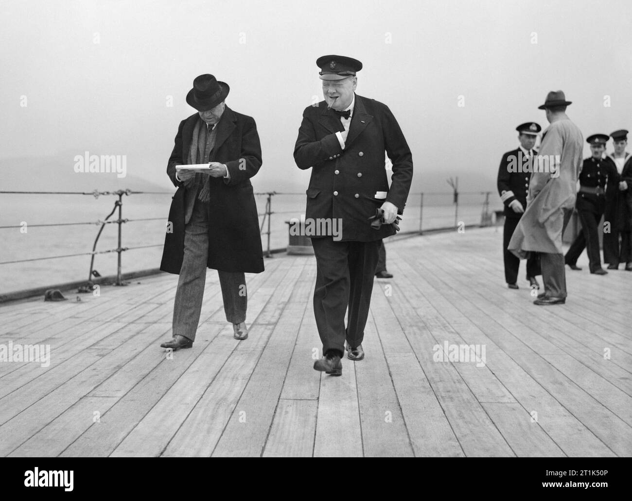 Winston Churchill et Lord Beaverbrook sur le HMS PRINCE DE GALLES Au cours de la Conférence de l'Atlantique avec le président Roosevelt, août 1941. Le premier ministre Winston Churchill, Lord Beaverbrook et laisser le HMS PRINCE DE GALLES à dire au revoir au président Roosevelt à bord du USS Augusta. Cette photo a été prise lors d'une série de réunions entre le président Roosevelt et le premier ministre Churchill à bord du HMS PRINCE OF WALES et l'USS Augusta dans l'Atlantique Nord au large de Terre-Neuve, 9 - 12 août 1941. Banque D'Images