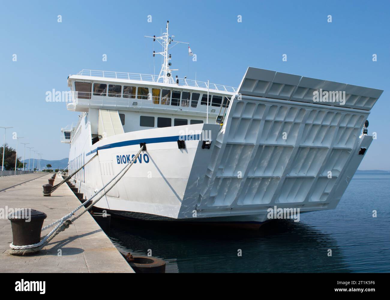 Zadar, Croatie - avril 2020 : ferry de passagers et de voitures amarré à l'embarcadère de Zadar, propriété de Jadrolinija, compagnie maritime croate Banque D'Images