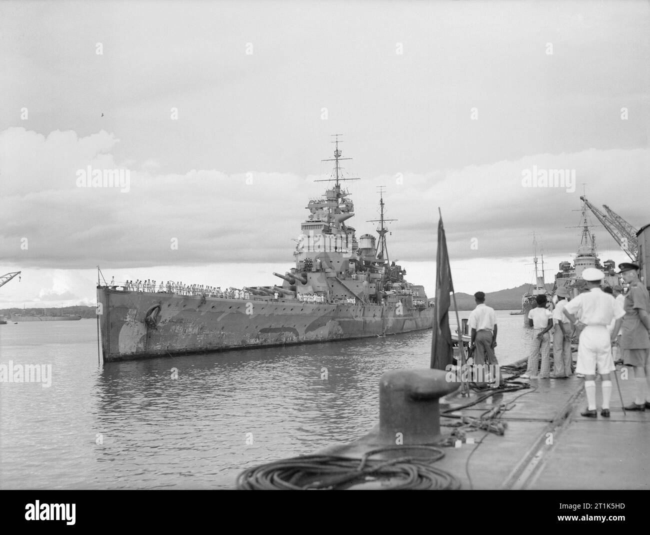 HMS PRINCE DE GALLES arrive à Singapour, 4 décembre 1941. HMS PRINCE DE GALLES pour amarrer à Singapour. Le navire a été coulé par des torpilles japonaises six jours plus tard le 10 décembre 1941 avec grande perte de vie . Banque D'Images
