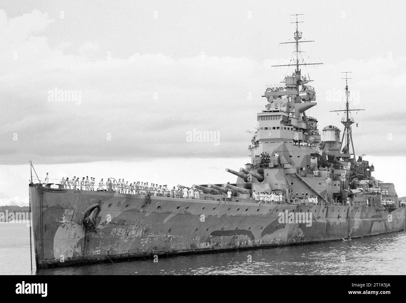 HMS PRINCE DE GALLES arrive à Singapour, 4 décembre 1941. HMS PRINCE DE GALLES pour amarrer à Singapour. Le navire a été coulé par des torpilles japonaises six jours plus tard le 10 décembre 1941 avec grande perte de vie . Banque D'Images