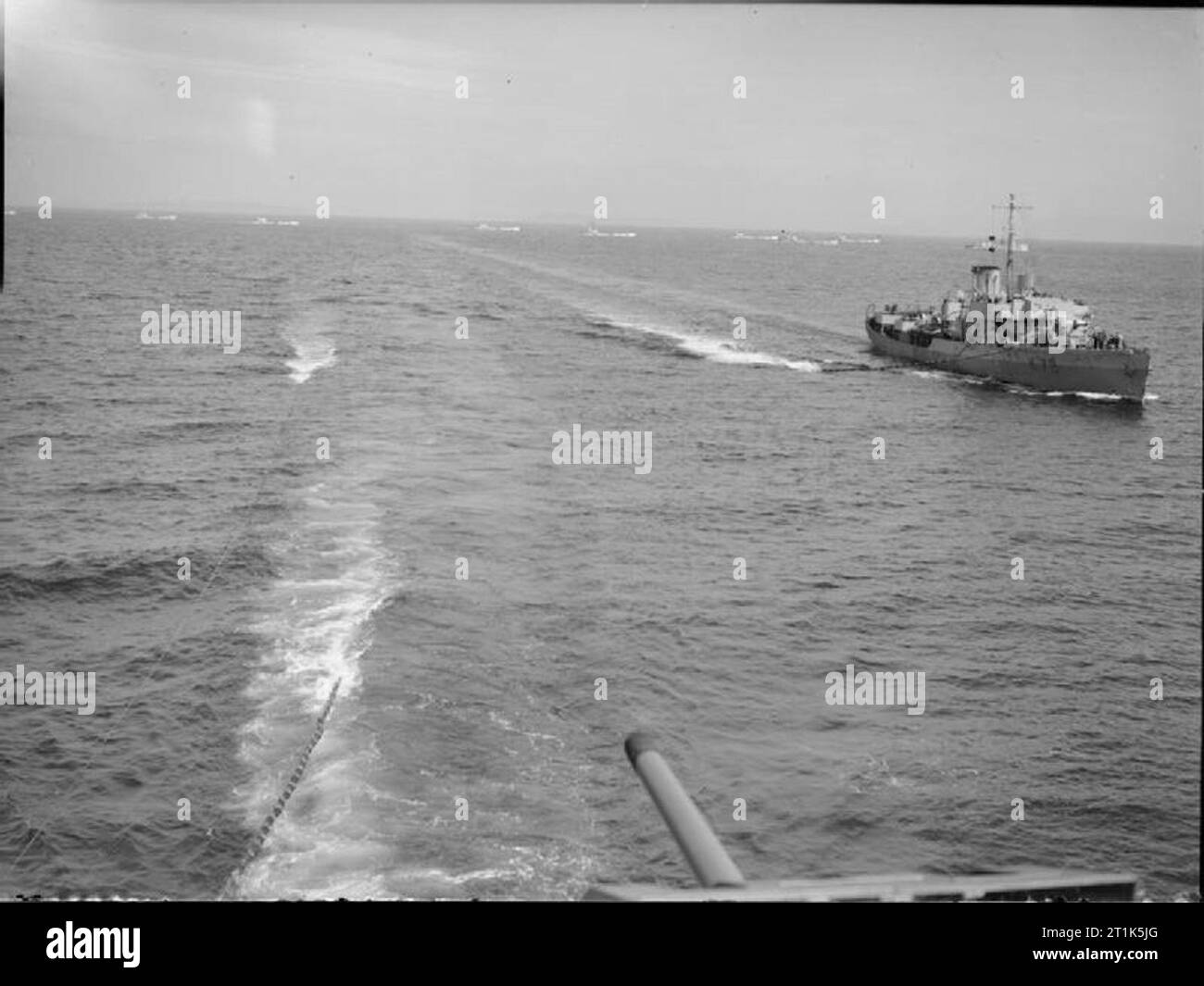 La Royal Navy pendant la Seconde Guerre mondiale, le HMS RHODODENDRON dans la position correcte pendant les essais de ravitaillement en mer à bord du SS, un SAMINVER Liberty Ship. Banque D'Images