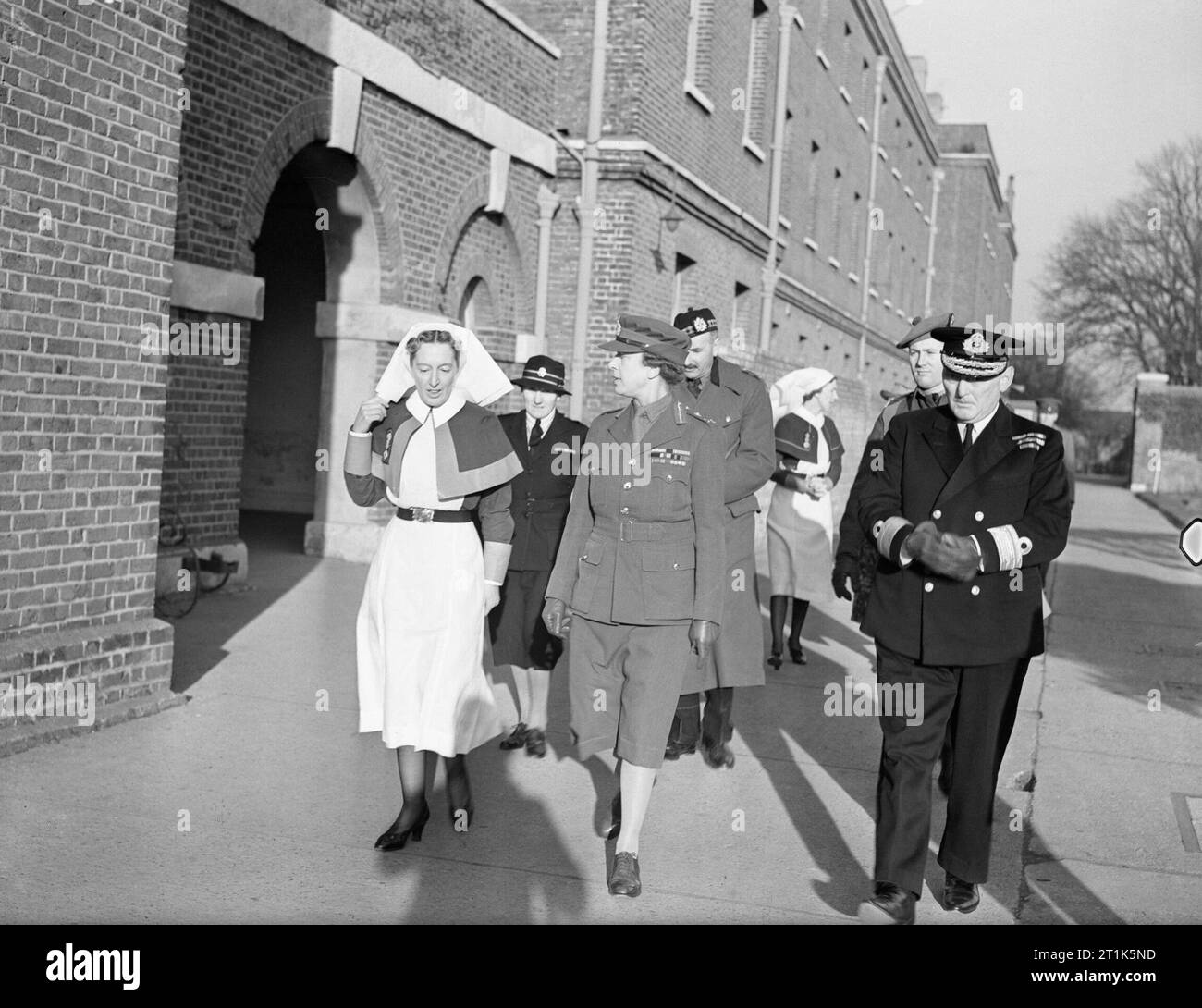 Son Altesse Royale la Princesse Visites royales hôpital Haslar RN, Gosport, 4 janvier 1943, au cours de sa visite, Son Altesse Royale la Princesse Royale est vu marchant à travers les terrains de l'hôpital naval royal Haslar. De gauche à droite : Agir Pouvoir Soeur E M Blundstone, la Princesse Royale, le Contre-amiral William Bradbury, CBE, DSO, CD, Médecin fonctionnaire responsable. Banque D'Images