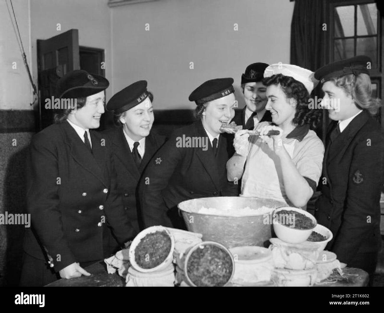 Les membres de la Women's Royal Naval Service l'échantillonnage le pudding de Noël à Greenock en Écosse, le 19 décembre 1942. L'échantillonnage Wrens pudding de Noël à Greenock, en Écosse. Banque D'Images