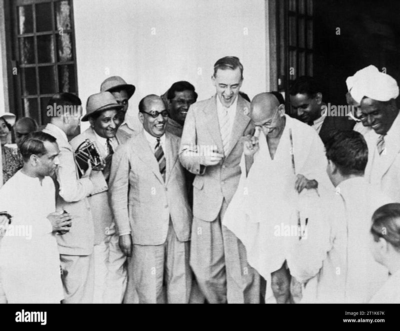 Sir Stafford Cripps avec Mahatma Gandhi sur les marches de la Birla House, Delhi, lors de sa mission en Inde, en avril 1942. Le gouvernement de coalition de Churchill 11 mai 1940 - 23 mai 1945 : Sir Stafford Cripps, sur une mission spéciale à l'Inde, conversant avec M. Gandhi sur les marches de la Birla House, Delhi. Ils sont entourés par des journalistes et photographes. La mission espère vainement de gagner le soutien de la direction du Parti du Congrès indien pour la seconde guerre mondiale par une offre d'autonomie gouvernementale. Banque D'Images