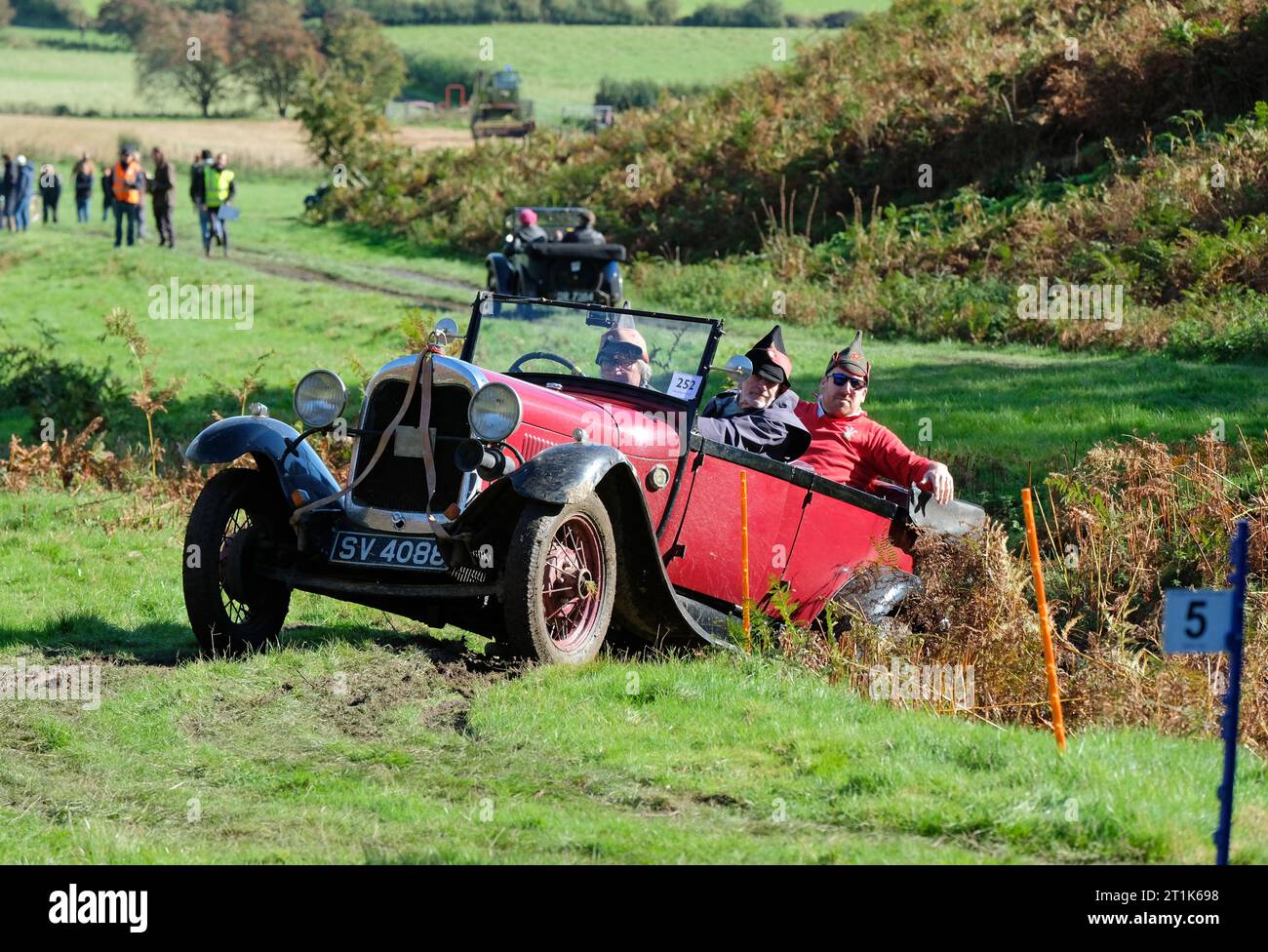 Badlands Farm, Kinnerton, Powys, pays de Galles, Royaume-Uni – Samedi 14 octobre 2023 – les concurrents conduisent une Ford Model A Pheaton ( construit en 1929 ) sur le parcours hors route difficile du Vintage Sports car Club ( VSCC ) Welsh Trials sous un soleil d'automne glorieux dans le centre du pays de Galles. Photo Steven May / Alamy Live News Banque D'Images