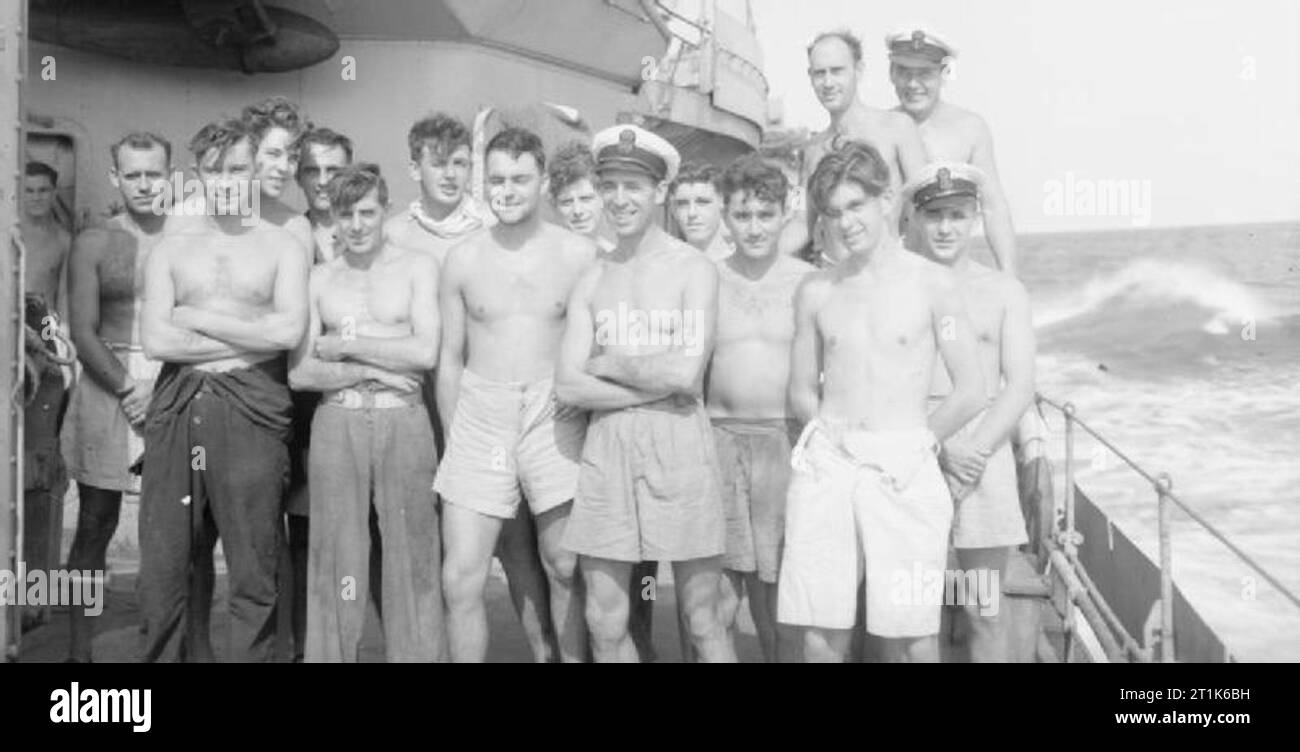 À bord du HMS Racehorse, destroyer de la flotte de l'est l'un d'une série d'images illustrant l'équipage du navire de l'HMS RACEHORSE après l'action de Sabang. Chaque groupe de membres d'équipage sont tous originaires d'une situation géographique particulière : l'Hampshire groupe comprend : Maître de W Allison, Portsmouth, Stoker UN Abrams, Gosport ; Matelot V UN FARDEAU, Gosport ; menant Stoker G Chapman, Portsmouth, conduisant le signaleur E Creeth, Ventnor, île de Wight ; Matelot R Cherryman, Eastbourne ; Chef d'embarcation dûment R, Havant ; Engineroom Artisan E Gibbons, Gosport ; Matelot G Hibbard, Southampton ; Stoke Banque D'Images