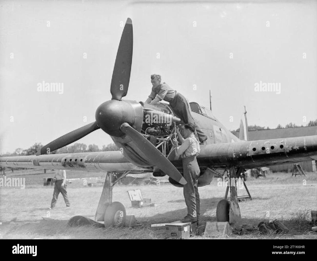 Royal Air Force France, 1939-1940. L'entretien mécanique le moteur d'un Hawker Hurricane Mark I de No 501 Squadron RAF au n°1 Centre de réparation, Reims-Champagne. Banque D'Images