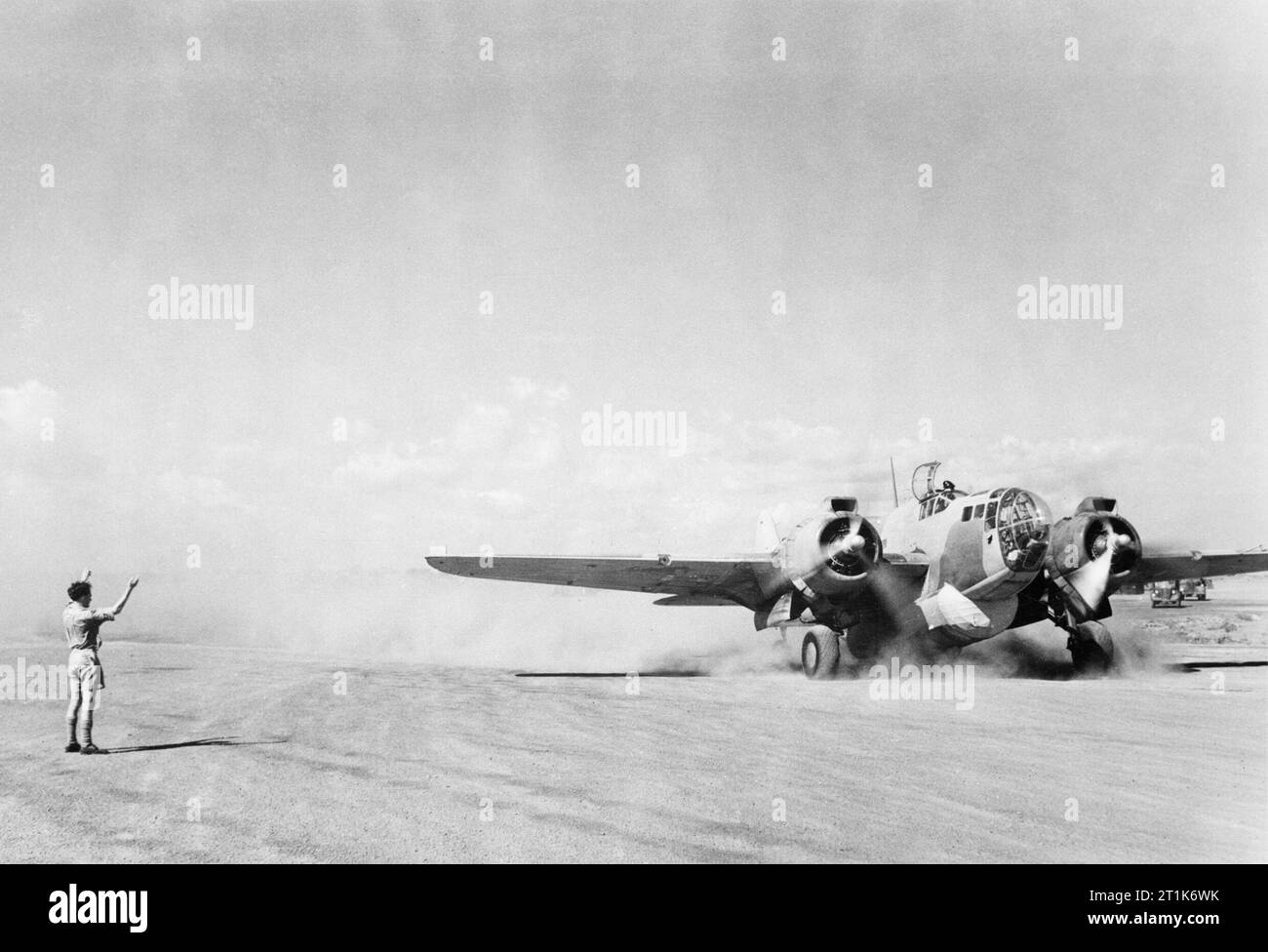 Le Commandement du transport aérien de la Royal Air Force, 1943-1945. Un Martin Baltimore Mark IV taxis à sa dispersion dans un nuage de poussière après l'atterrissage à Abidjan, Côte d'Or, tout en battant l'Atlantique Sud ferry route de Nassau, aux Bahamas, au Caire. Remarque la longue portée équipés de réservoir de carburant sous le fuselage de l'avion. Banque D'Images