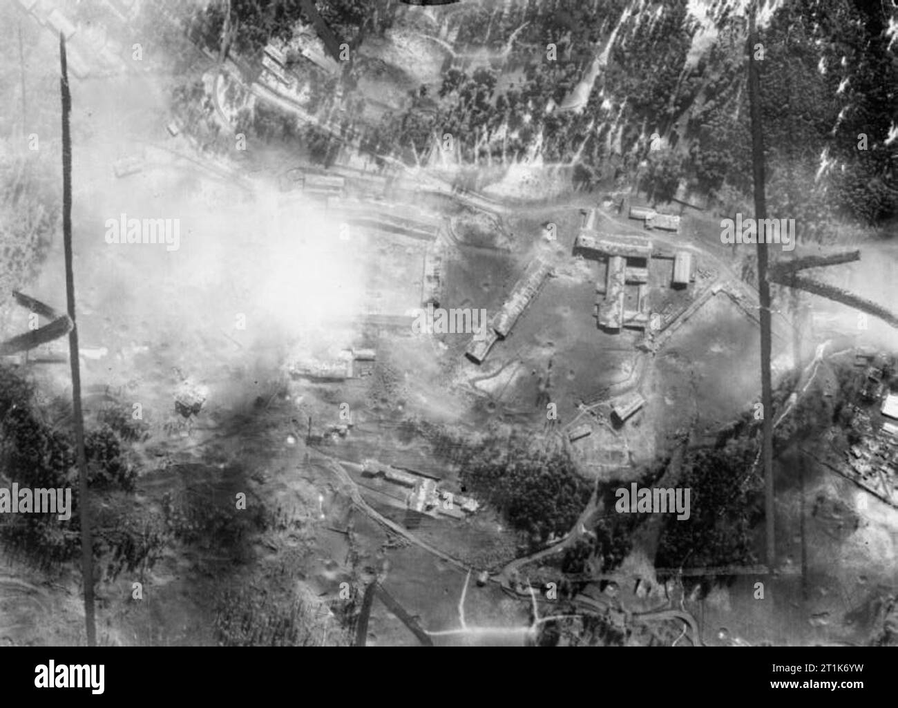 Royal Air Force Bomber Command, 1942-1945. Photographie aérienne verticale prises pendant le jour du raid sur Adolf Hitler et le complexe de chalets garde SS casernes à Obersalzberg près de Berchtesgaden, Allemagne, par 359 Avro Lancaster et 16 de Havilland Mosquito (nos 1, 5 et 8 groupes. La caserne de la SS sont en haut à gauche, en partie caché par la fumée de l'attaque. Chalet d'Hitler, le Berghof, est au bas du centre, et la Pension Platterhof et Hitler's guest house sont sur la droite. L'attentat a été signalé à être précis et efficace. Banque D'Images