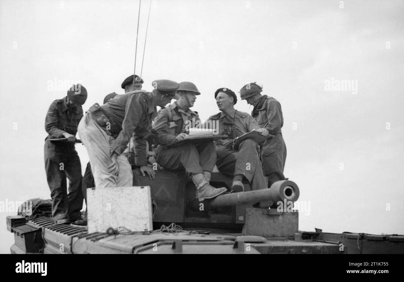 Réservoir et les officiers d'infanterie confèrent à un char Churchill de 7e Royal Tank Regiment, 31e Brigade de chars, au cours de l'opération "Epsom", Normandie, 28 juin 1944. Réservoir et les officiers d'infanterie confèrent à un char Churchill de 7e Royal Tank Regiment, 31e Brigade de chars, au cours de l'opération "Epsom", 28 juin 1944. Banque D'Images