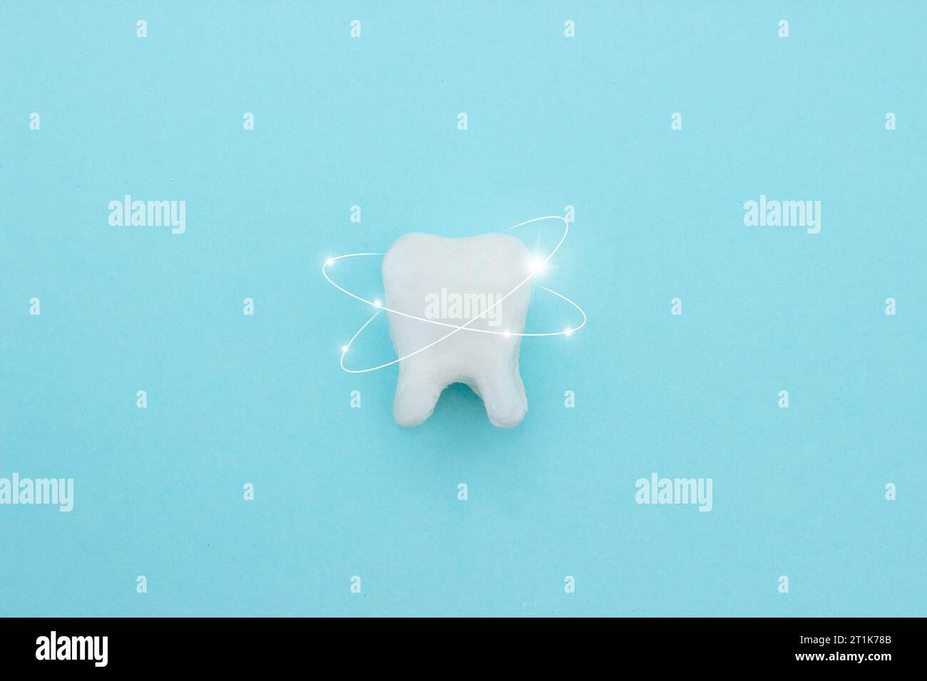 Vortex protecteur autour du modèle de dent sur bleu , les dents seront bonnes santé Banque D'Images