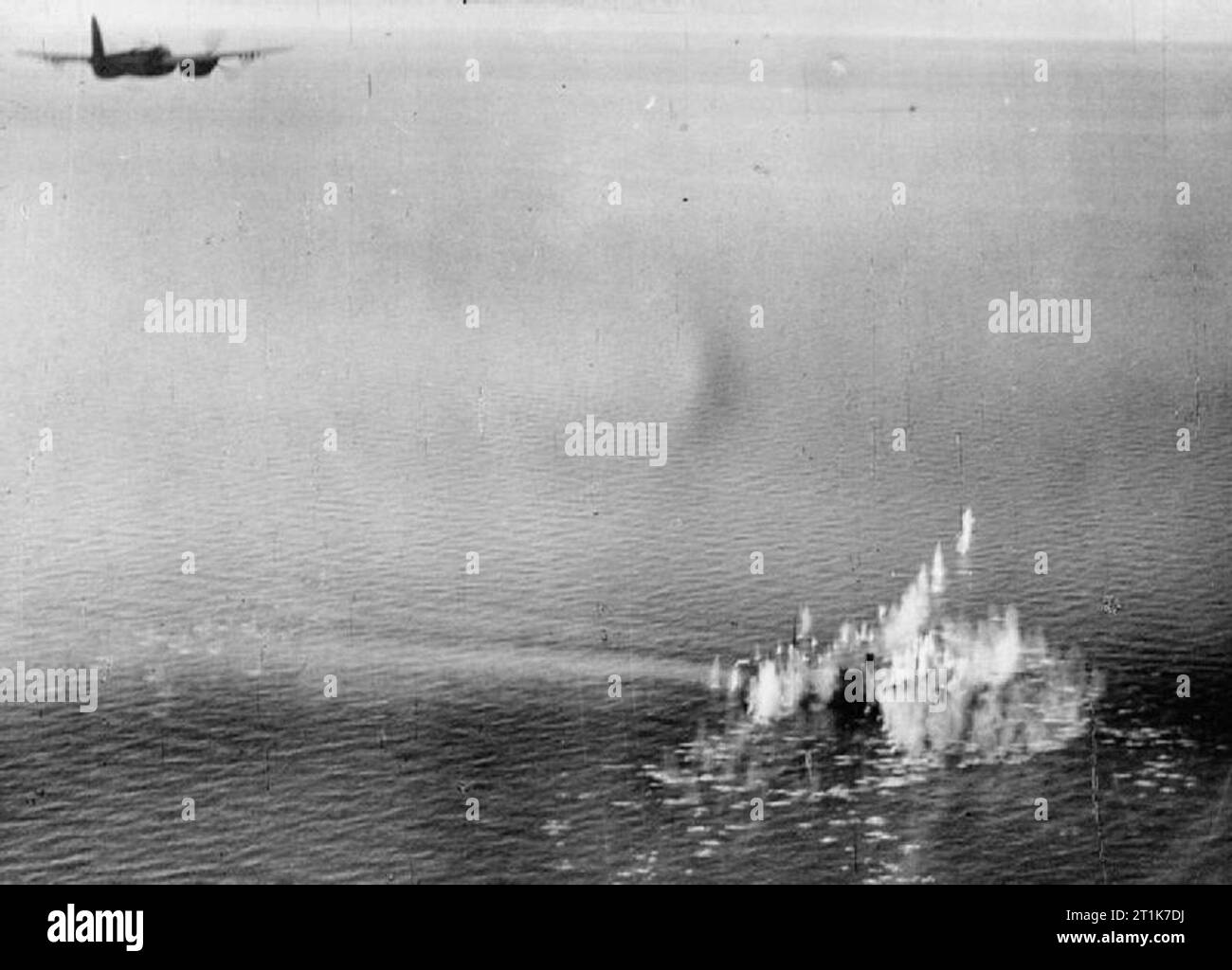 Royal Air Force 1939-1945- Coastal Command un moustique de la grève de Banff dans l'action de l'aile dans le Kattegat, le 5 avril 1945. Il y a les moustiques a découvert un convoi de sept navires de l'évacuation des troupes allemands retour à la Patrie. Au cours de l'attaque contre un navire flak et un chalutier ont été coulés, mais un pas de 235 moustiques de l'Escadron a frappé un mât et s'est retrouvé dans la mer, tuant son équipage. Les pertes parmi les troupes allemandes étaient lourdes. Banque D'Images