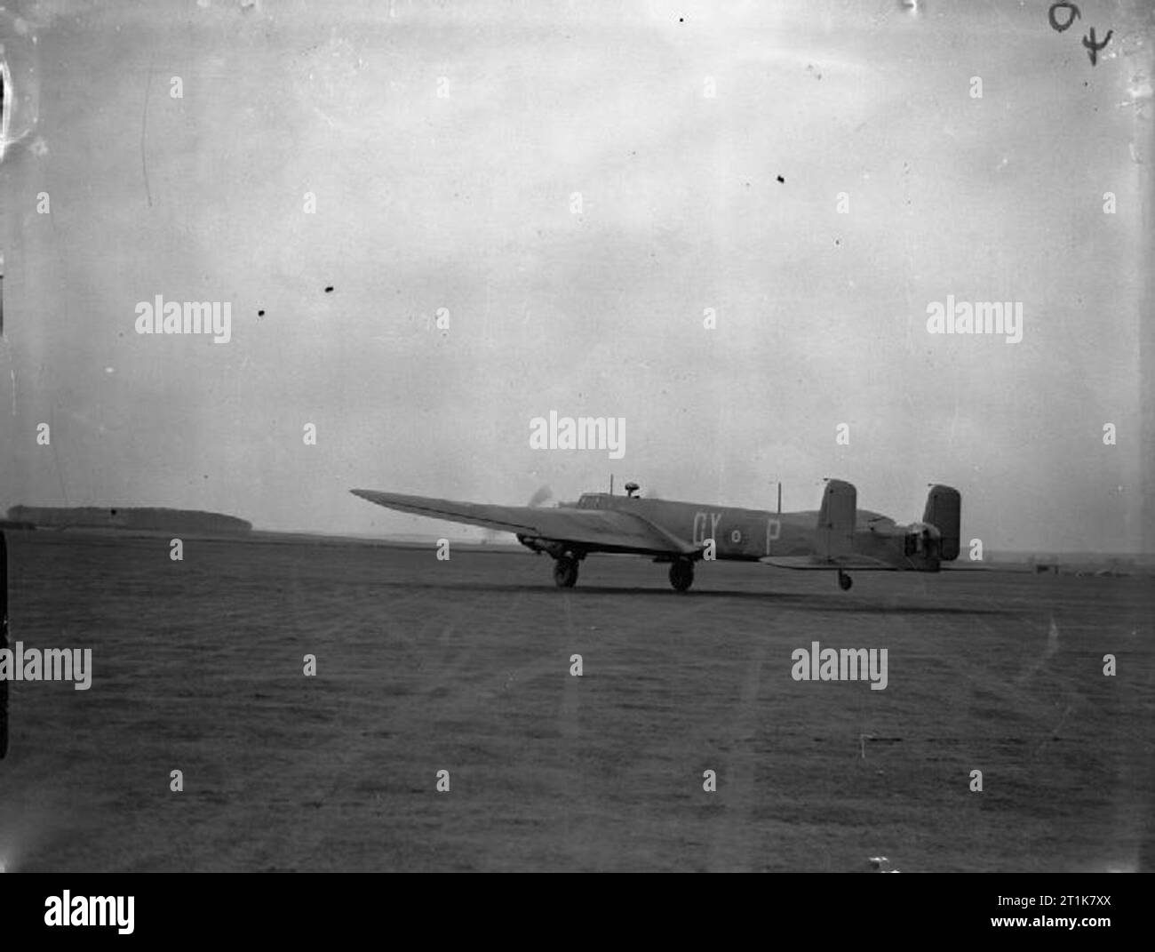 Royal Air Force Bomber Command, 1939-1941. L'Armstrong Whitworth Whitley Mark V, N1386 "Y-P', de No 102 Squadron RAF prend son envol sur une notice-dropping ('Nickelling') sortie de Driffield, Yorkshire. Banque D'Images