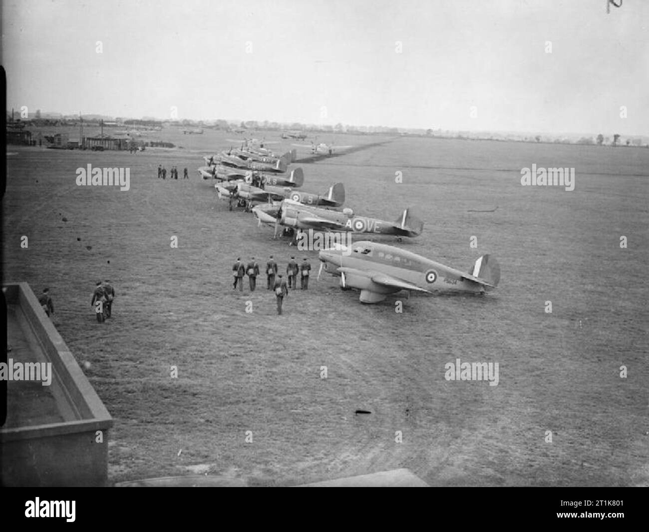 Royal Air Force Bomber Command, 1939-1941. Percival Q.6 ?Petrel?, P5634, de la RAF Northolt Station Flight, stationné à la tête d'une ligne de Bristol Blenheim Mark IV du No. 2 Group à Wyton, Huntingdonshire. Le R3741 'VE-A' du No. 110 Squadron RAF a été modifié par l'ajout de supports de canon à l'arrière des nacelles moteur, tandis que le T1947 'Ls' du No. 15 Squadron RAF a été équipé d'un long plateau de canon sous le nez. Banque D'Images