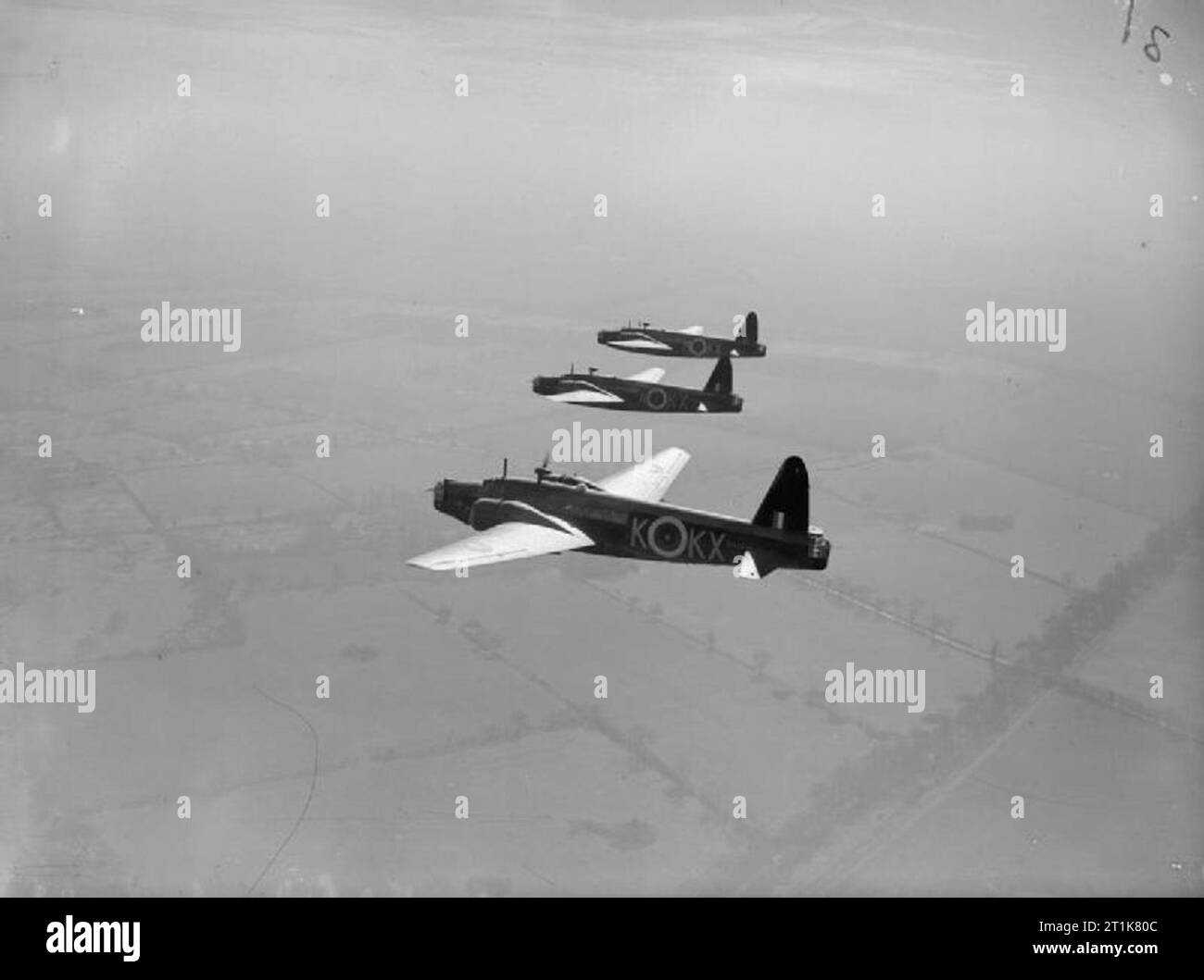 Royal Air Force Bomber Command, 1939-1941 Trois Mark Vickers Wellington, ICs R1378 &# 145;KX-K' et 5115 T &# 145;KX-A&# 146 ; et R1410 &# 145;KX-M&# 146 ;,, de No 311 (Escadron tchécoslovaque) RAF basé à East Wretham, Norfolk, un vol en formation au-dessus de echelon port East Anglia. Banque D'Images