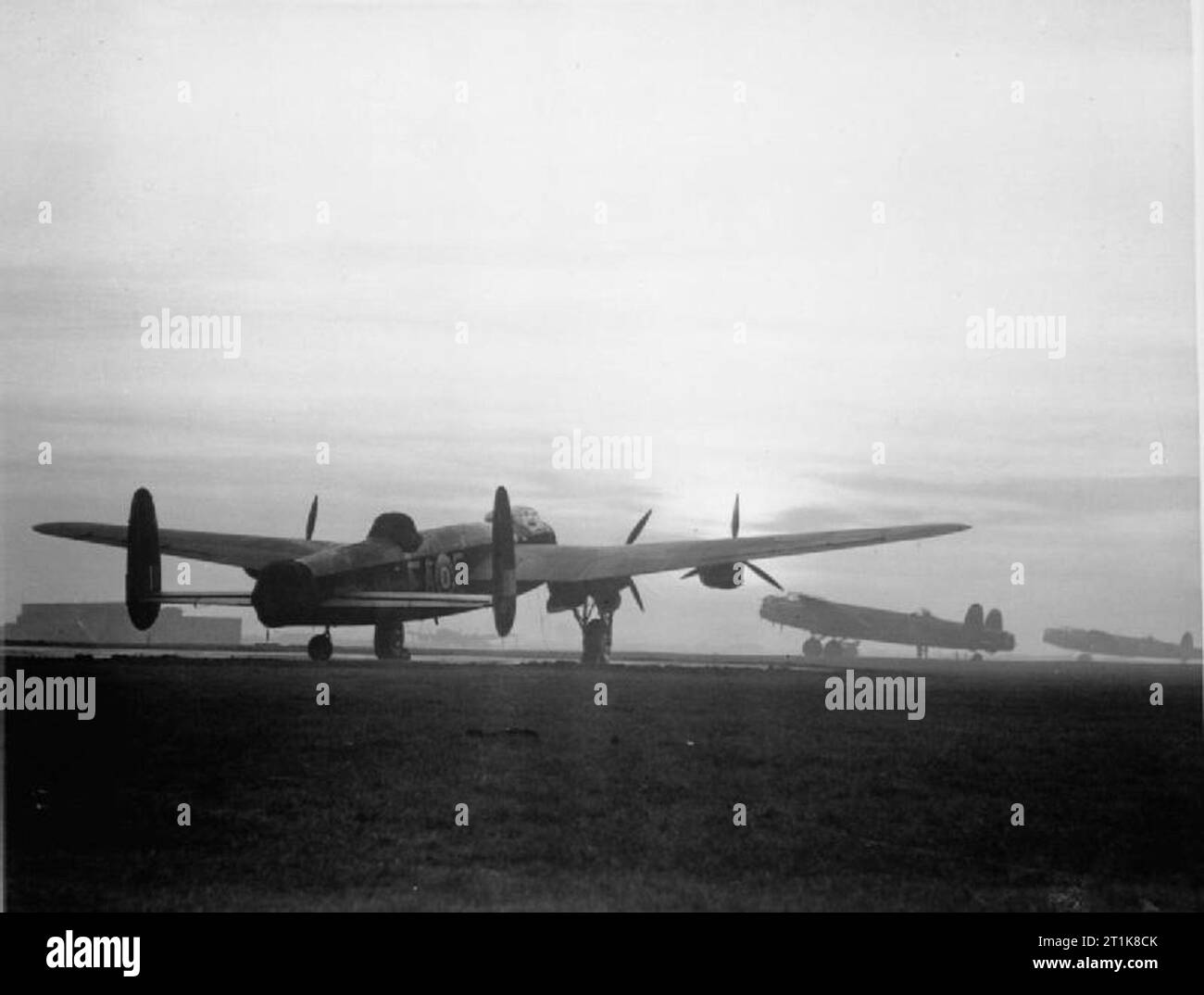Royal Air Force Bomber Command, 1942-1945. Avro Lancaster attendre leurs équipages dans leurs dispersions au coucher du soleil, avant de décoller de Scampton, Lincolnshire sur un bombardement. L'aéronef le plus proche est une marque I, R5751-E 'EA', du no 49 Squadron RAF, normalement basé à Fiskerton, également dans le Lincolnshire. Banque D'Images