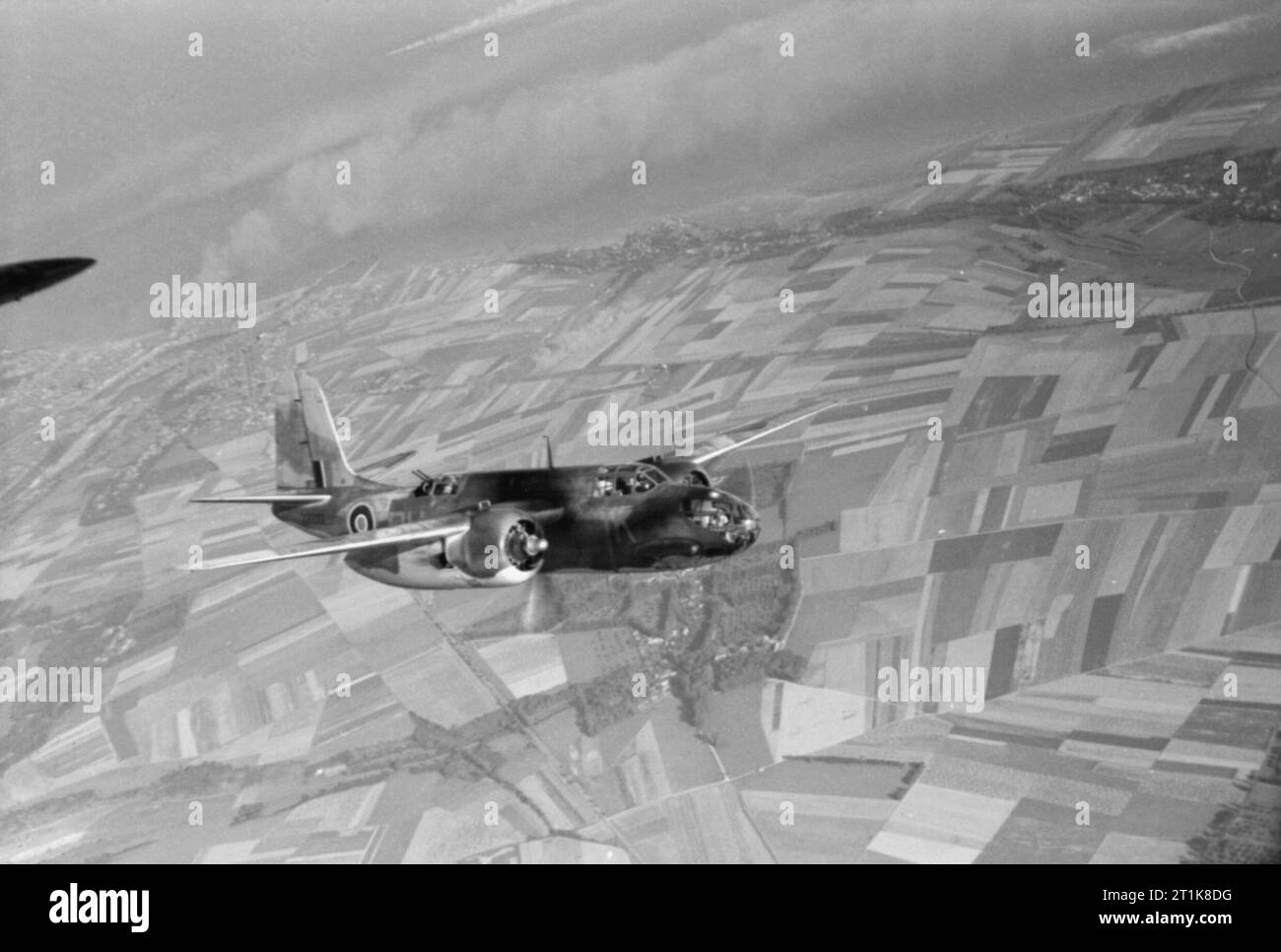 Royal Air Force Bomber Command, 1942-1945. L'opération JUBILEE, les Forces combinées raid sur Dieppe, en France. Une marque de Douglas Boston III No 88 Squadron RAF, volant de Ford, Sussex, chefs de l'intérieur des terres après le bombardement de la France les batteries de canons allemands défendre Dieppe, (voir en haut à gauche). Banque D'Images