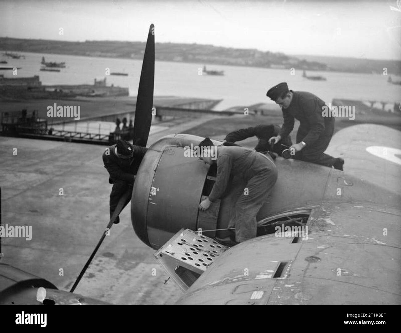 Le Coastal Command de la Royal Air Force, 1939-1945. Aviateurs du No 10 Squadron RAAF assister à une révision d'un moteur Bristol Pegasus XXII sur un Short Sunderland Mark I à Pembroke Dock, Pembrokeshire. Banque D'Images