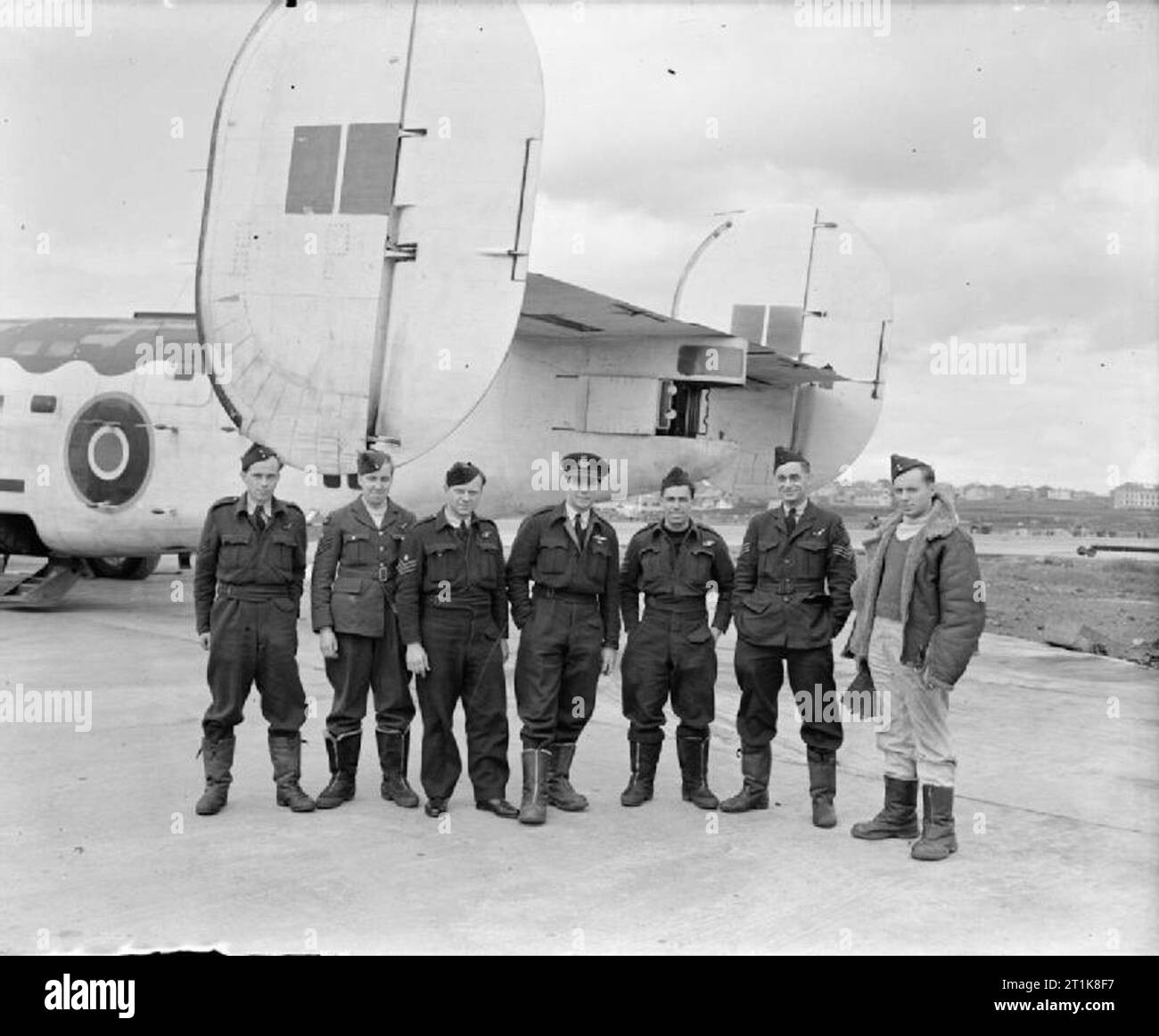 Le Coastal Command de la Royal Air Force, 1939-1945. Le capitaine d'un W Fraser et son équipage, sont devant leur libérateur consolidé Mark I, AM929 'H', du n°120 Squadron RAF, à Reykjavik, Islande, après avoir coulé le sous-marin allemand U-200 IXD2 le 24 juin 1943. Fraser a obtenu un bar à sa DFC pour attaquer les U-boat dans le visage de déterminé anti-aériens, et d'avoir son avion endommagé et l'équipage de retour à la base après l'engagement. De gauche à droite : le Sergent A W Parsons (ingénieur de vol), Flight-Sergeant oeprator K Johnson (sans fil/mitrailleur), Flight-Sergeant W Banque D'Images