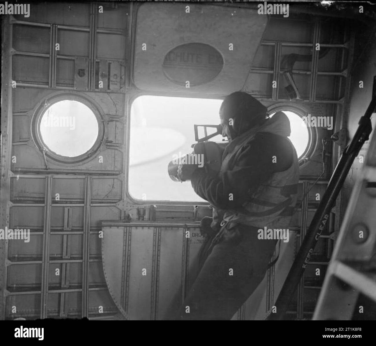 Le Coastal Command de la Royal Air Force, 1939-1945. Le second pilote à bord d'un Short Sunderland de No 201 Squadron RAF photographies un bâtiment de guerre d'une écoutille à l'aide d'une caméra de type F.24, lors d'une patrouille sur l'Atlantique depuis sa base à Castle Archdale, comté de Fermanagh. Banque D'Images