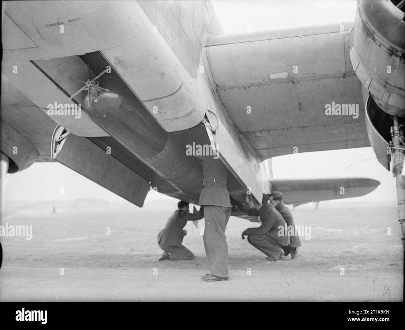 Le Coastal Command de la Royal Air Force, 1939-1945. Les armuriers du chargement d'une torpille aérienne Mark XII dans un Bristol Beaufort Mark I de n° 42 Squadron RAF Leuchars, à Fife. Banque D'Images