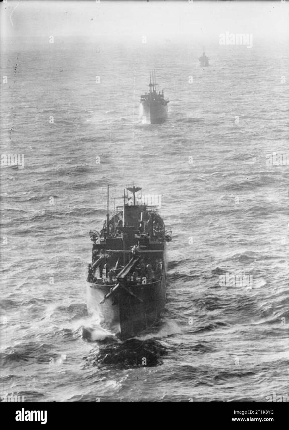 Le Fighter Command de la Royal Air Force, 1939-1945. Partie d'un convoi allié dans l'Atlantique Nord dirigée par catapulte marchand armé (CAM) EMPIRE navire avec un spray, Hawker Sea Hurricane Mark I de l'unité de chasse de navires marchands à volonté de la roquette catapulte sur le fo'c'sle. L'MSFU exploité au sein du groupe no 9, le Fighter Command. Banque D'Images