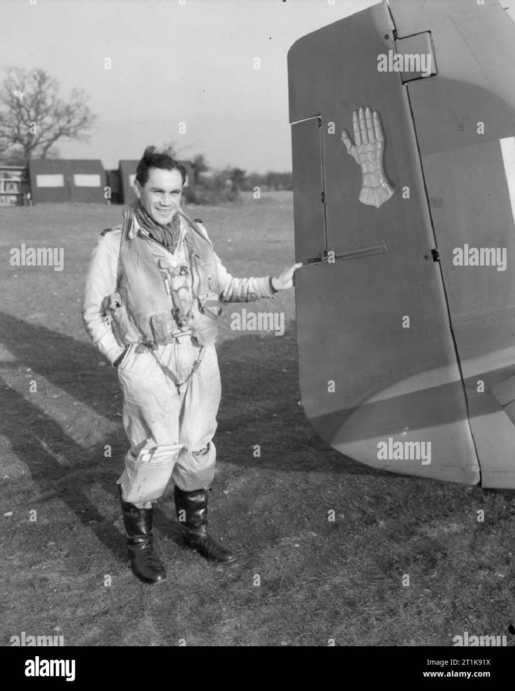 Le Fighter Command de la Royal Air Force, 1939-1945. Le commandant d'H A C Bird-Wilson, chef de l'aile de Bentwaters, comité permanent par la queue de son North American Mustang Mark III, KH500 'HB-W', à Bentwaters, Suffolk. Le gouvernail porte le badge de gauntlet envoyé par no 17 Squadron RAF, avec qui Bird-Wilson a commencé son service opérationnel, les combattre en France et pendant la bataille d'Angleterre jusqu'à ce qu'il a été abattu et grièvement blessé le 24 septembre 1940. En avril 1941, il rejoint l'escadron no 234 comme un commandant de vol, et après une période comme instructeur, a été affecté à la commande n° 152 Squ Banque D'Images