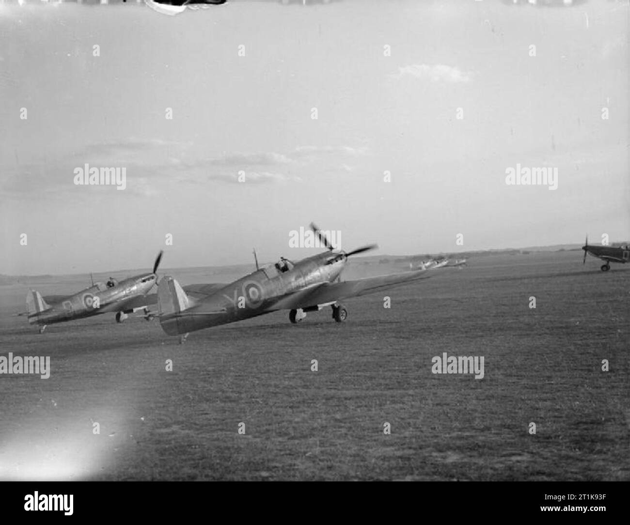 Le Fighter Command de la Royal Air Force, 1939-1945. Une section de Supermarine Spitfire Mark IAs de No 616 Squadron RAF se préparer pour une soirée le décollage de Fowlmere, Cambridgeshire. La confusion quant à l'identité de ces avions a augmenté du fait que les deux nos 616 et 92 communes des escadrons de la même unité des lettres de code ('QJ') en ce moment. Banque D'Images