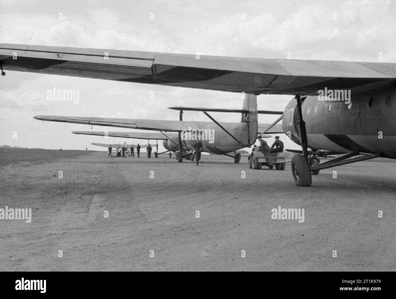 Royal Air Force Commande d'entraînement en vol, 1940-1945. Horsa Airspeed marque est de l'unité de conversion de planeur lourd, alignés sur la piste à Brize Norton, Oxfordshire, attendant d'être remorqué. Le câble de remorquage de l'Armstrong Whitworth Whitley remorqueur cible vu au-delà du groupe d'aviateurs dans la distance, a été attaché à l'avant-aile. Banque D'Images