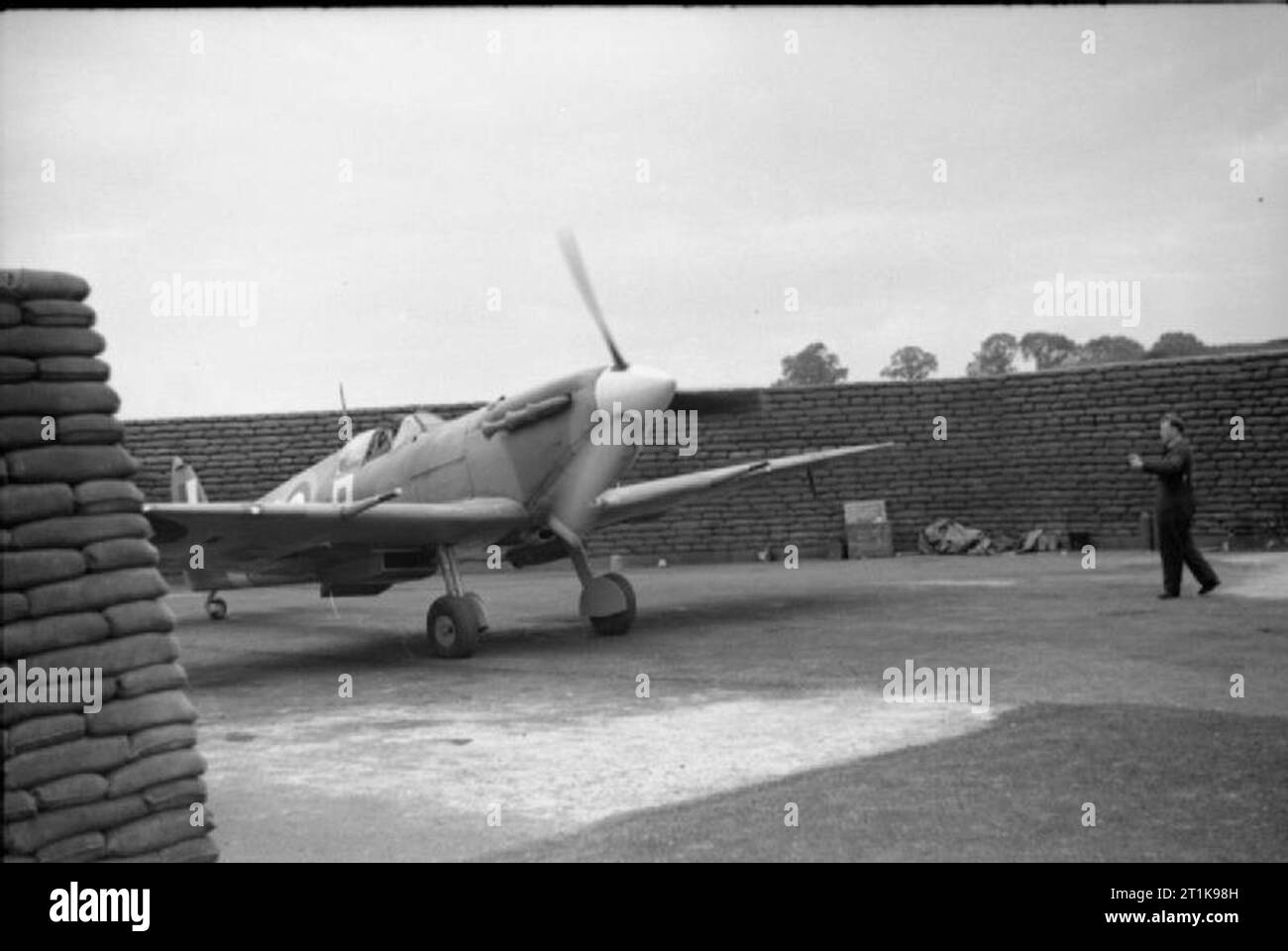 Le Fighter Command de la Royal Air Force, 1939-1945. Un projet pilote de n° 313 (Escadron tchécoslovaque) RAF, heurte le moteur de son Supermarine Spitfire Mark VB dans un revêtement de sacs à Hornchurch, Essex. Banque D'Images