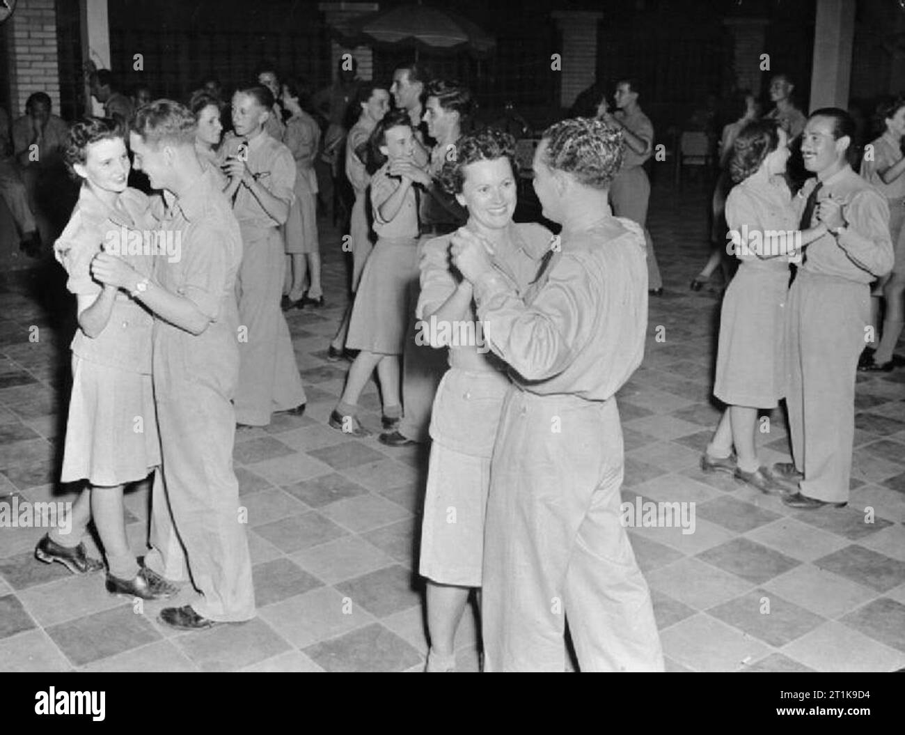 Royal Air Force au Moyen-Orient, 1944-1945. WAAFs et aviateurs à danser à la Dame Rosalinde Tedder Club pour d'autres grades de la RAF au Caire. Les deux WAAFs, sont au premier plan (à gauche) Aircraftwoman Jackie Bergen de Highgate, Londres, et (à droite) Aircraftwoman Fredda Tinsley de Bangor, à Belfast. Banque D'Images