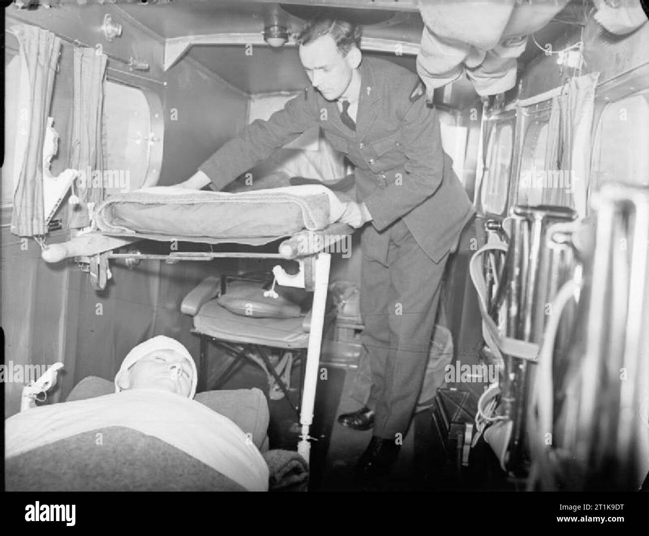 Les services médicaux de la Royal Air Force, 1939-1945. L'intérieur d'un DH.89A Rapide sanitaire à Hendon, Middlesex, le jour avant d'être présentés à l'escadron no 24 par l'&# 147;virole Argent&# 148 ; Fonds, montrant comment les civières sont montés dans la cabine. Banque D'Images