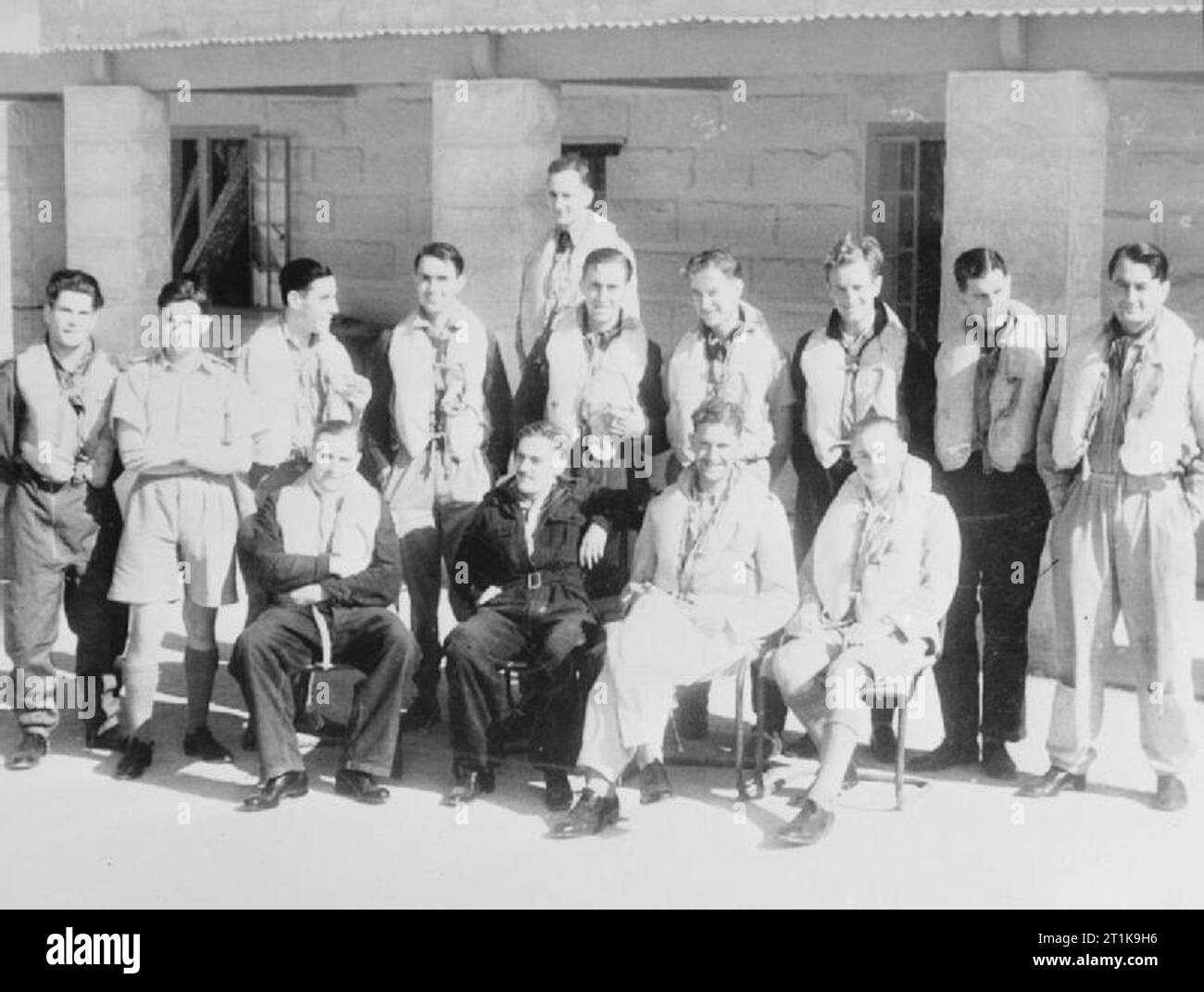 Opérations de la Royal Air Force à Malte, Gibraltar et la Méditerranée, 1940-1945. Un groupe de pilotes de l'escadron no 249 RAF, qui a joué un rôle important dans la défense de l'île de Malte, à Ta Kali. Première rangée (de gauche à droite) ; le Lieutenant D H J S Beazley, chef d'Escadron R UN Barton (Commandant), Lieutenant D E F J Harrington et officier pilote P G Leggett : deuxième rangée (de gauche à droite) ; les agents d'un pilote Tedford et G C C Palliser, le sergent R Rist, officier pilote R H Matthews (tués au combat, 22 décembre 1941), les sergents d'un T, D C Skeet-Smith Direction générale (derrière) et J G Parker, officier pilote F Banque D'Images