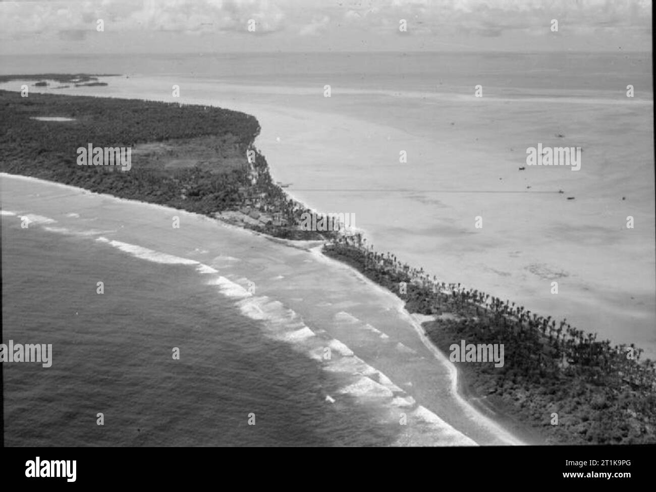 Opérations de la Royal Air Force dans l'Extrême-Orient, 1941-1945 Une vue aérienne de la RAF camp sur la barrière de corail à l'Atoll, Maldives, qui a été créé en 1944 comme base pour hydravions opérant dans l'Océan Indien. Remarque l'un mile-long pipeline jetty, construites pour prendre l'huile vers le milieu marin offre qui ravitaille le Sunderlands court de n° 230 Squadron RAF, amarré dans le lagon à l'extrême droite. Banque D'Images